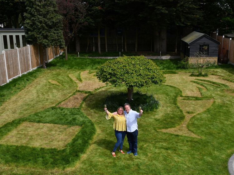  Sue Richards, 51 ans, et Barry Maddox, 58 ans, dans leur jardin 