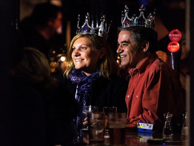  Un couple à Melbourne habillé pour la cérémonie royale 