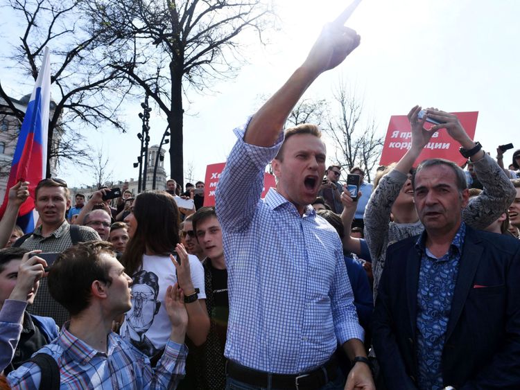  Les rallyes contre Poutine ont été M. Navalny a décrit les autorités russes comme des "escrocs et des voleurs" </span><br />
      </figcaption></figure>
</div>
<p> M. Navalny a appelé à des rassemblements dans plus de 90 villes, y compris Moscou et Saint-Pétersbourg. [19659003] Un compte Twitter soutenant M. Navalny a posté des images des manifestations, montrant un flot de personnes agitant des drapeaux russes et portant des ballons rouges. </p>
<p> Les autorités considèrent la plupart des protestations comme illégales, arguant que leur heure et lieu n'étaient pas convenus avec th </p>
<p> La police a rompu des manifestations similaires dans le passé, parfois durement, en détenant des centaines. </p>
<p> Un activiste a déclaré à une foule dans la ville de Khabarovsk: "Poutine est déjà sur son trône depuis 18 ans! Nous nous sommes retrouvés dans une impasse au cours de ces 18 années. Je ne veux pas supporter cela! "</p>
<p> M. Poutine se targue d'une cote d'approbation d'environ 80% .Il est soutenu par la télévision d'Etat et le parti au pouvoir. </p>
<p> Les partisans le voient comme un père de famille. M. Poutine a renvoyé M. Navalny, qui a été empêché de se présenter à l'élection présidentielle </strong>selon ce qu'il a dit être un prétexte inventé de toutes pièces, en tant que fauteur de troubles pour semer le chaos au nom de Washington. </p>
</p></div>
</pre>
		</div>

				<footer class=