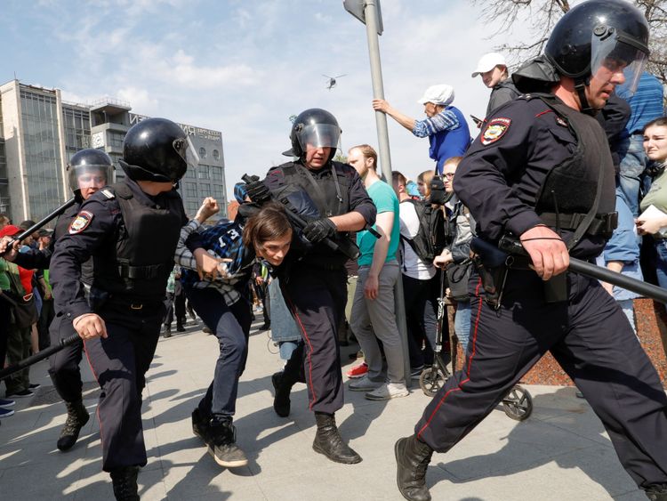 Les autorités considèrent la plupart des manifestations comme illégales, la police dispersant des manifestations 