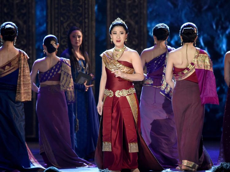  Ruthie Ann Miles et la distribution de le roi et moi jouer sur scène aux Tony Awards 2015 au Radio City Music Hall le 7 juin 2015 à New York 