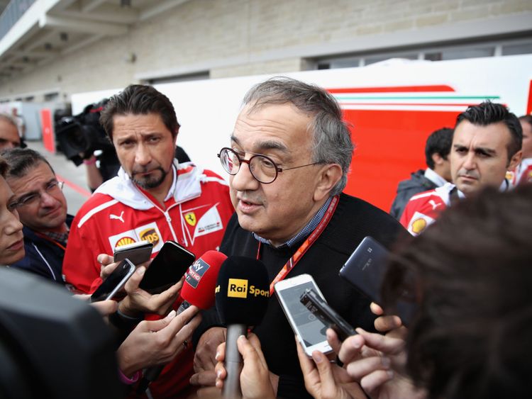  Sergio Marchionne, PDG de FIAT et président de Ferrari s'entretient avec les médias du Paddock avant le Grand Prix de Formule 1 des États-Unis au Circuit de Les Amériques le 22 octobre 2017 à Austin, au Texas 