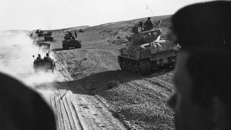  Les forces israéliennes avancent dans des chars dans le désert du Sinaï en 1967 pendant la guerre des Six Jours </span><br />
        <span class=