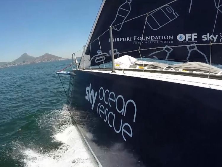  Turn the Tide sur Plastic Yacht est en compétition et vise à mettre en évidence les dommages causés à la mer par un plastique à usage unique 