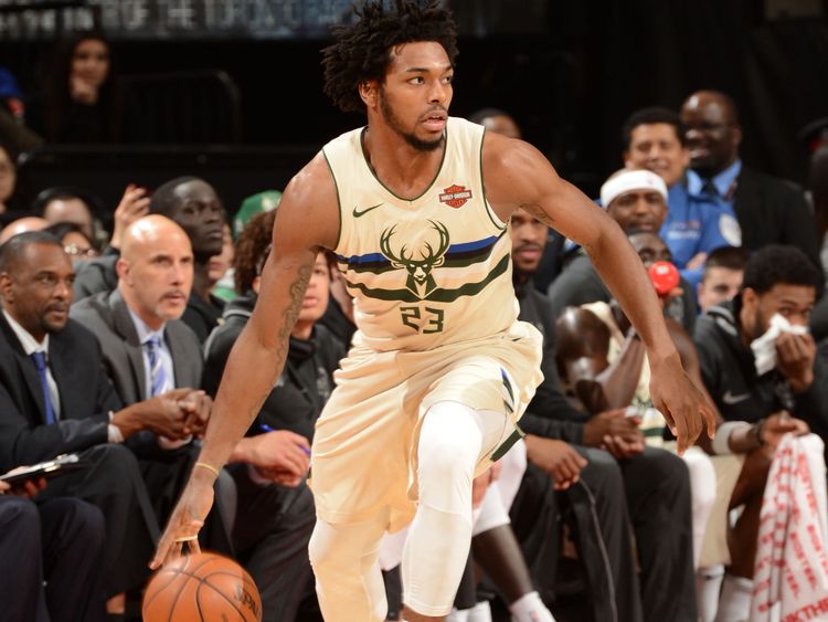  TORONTO, CANADA - 23 FÉVRIER: Sterling Brown n ° 23 de la Milwaukee Bucks prend le ballon contre les Raptors de Toronto le 23 février 2018 au Air Canada Centre de Toronto, Ontario, Canada. NOTE À L'UTILISATEUR: L'utilisateur reconnaît et accepte expressément qu'en téléchargeant et en utilisant cette photo, l'utilisateur accepte les termes et conditions du contrat de licence de Getty Images. Avis de copyright obligatoire: Copyright 2018 NBAE (Photo de Ron Turenne / Getty Images via Getty Images) 