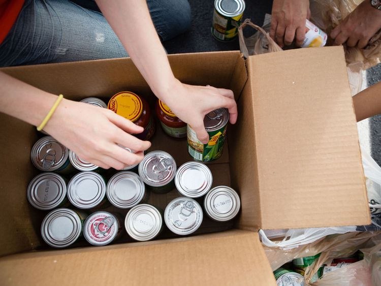  On demandera aux Suédois de préparer des boîtes de secours, y compris des boîtes de conserve 