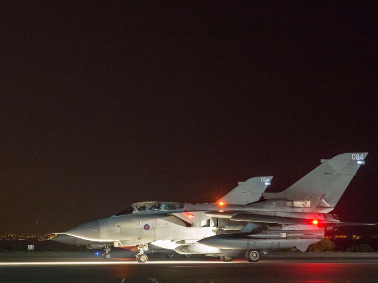  Un avion de chasse British Tornado GR4 s'apprête à décoller de Chypre. 