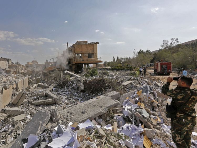  L'épave d'un centre de recherche en Syrie après les frappes aériennes occidentales en avril 
