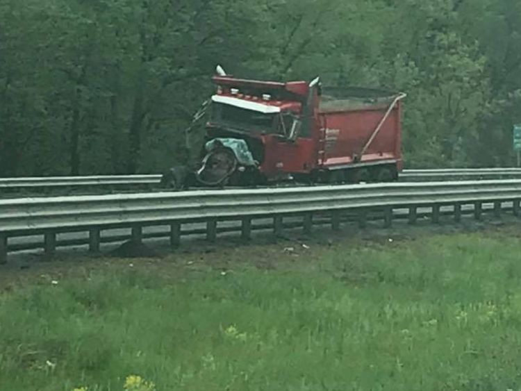  Le camion rouge après l'accident 
