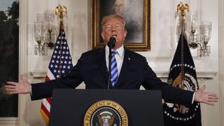 . Le président Donald Trump parle après avoir annoncé son intention de se retirer de l'accord nucléaire JCPOA Iran dans la salle diplomatique à la Maison Blanche à Washington, États-Unis, le 8 mai 2018. REUTERS / Jonathan Ernst "srcset =" https: //e3.365dm. com / 18/05 / 320x180 / skynews-trump-iran-deal_4304252.jpg? 20180508195527 320w, https://e3.365dm.com/18/05/640x380/skynews-trump-iran-deal_4304252.jpg?20180508195527 640w, https://e3.365dm.com/18/05/736x414/skynews-trump-iran-deal_4304252.jpg?20180508195527 736w, https://e3.365dm.com/18/05/992x558/skynews-trump-iran -deal_4304252.jpg? 20180508195527 992w, https://e3.365dm.com/18/05/1096x616/skynews-trump-iran-deal_4304252.jpg?20180508195527 1096w, https://e3.365dm.com/18/05 /1600x900/skynews-trump-iran-deal_4304252.jpg?20180508195527 1600w, https://e3.365dm.com/18/05/1920x1080/skynews-trump-iran-deal_4304252.jpg?20180508195527 1920w, https: // e3 .365dm.com / 18/05 / 2048x1152 / skynews-trump-iran-deal_4304252.jpg? 20180508195527 2048w "tailles =" (min-largeur: 900px) 992p x, 100vw 
