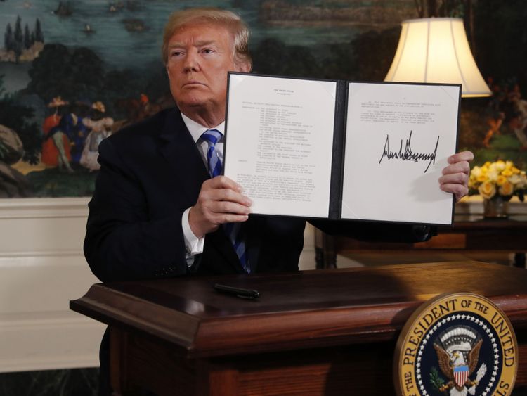  Donald Trump parle après avoir annoncé son intention de se retirer du noyau JCPOA Iran r accord dans la salle diplomatique à la Maison Blanche à Washington, États-Unis, 8 mai 2018. REUTERS / Jonathan Ernst 