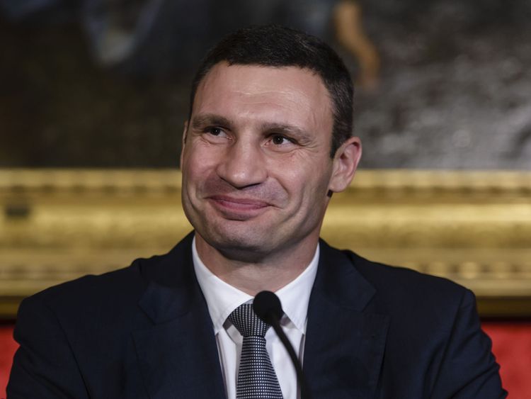 Vitali Klitschko a été maire de Kiev depuis 2014 [19659013] Vitali Klitschko a été le maire de Kiev depuis 2014 </span><br />
      </figcaption></figure>
</div>
<p> Le maire de Liverpool a posté des messages sur Twitter plus tôt jeudi et vendredi indiquant qu'il essayait de trouver un transporteur pour fournir des vols de l'aéroport de John Lennon </p>
<p>. ] Dans une vidéo publiée vers midi, vendredi, il a déclaré: "Nous avons eu d'autres discussions ce matin avec le maire Klitschko et aussi le directeur de l'aéroport." </p>
<p> Il a ajouté: "Ils essaient de regarder si nous pouvons utiliser un aéroport à proximité, soit pour obtenir un Airbus là-bas, l'un des «Nous travaillons très fort dans les coulisses pour essayer de faire les choses.» </p>
<p> À 16h, il a tweeté pour suggérer que le plan qu'il essayait de faire Il dit: "Pas de décision finale pour l'instant mais pas vraiment bien – impossible de résoudre la situation de vol." </p>
<p> "Avec le soutien de @Vitaliy_Klychko, #Kievairport & carrier nous avions un avion "Time contre nous." </p>
<p> Il avait précédemment déclaré que son bureau était en pourparlers avec un transporteur qui pourrait mettre "deux ou trois vols "De Liverpool à Kiev le samedi </p>
<p> Il a dit:" Le maire (de Kiev) a dit qu'il mettrait sur le transport pour emmener les gens au terrain qui est à environ 40 minutes. "</p>
<div class=