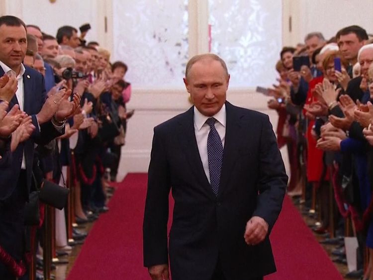  Vladimir Poutine est applaudi lorsqu'il assiste à son inauguration 