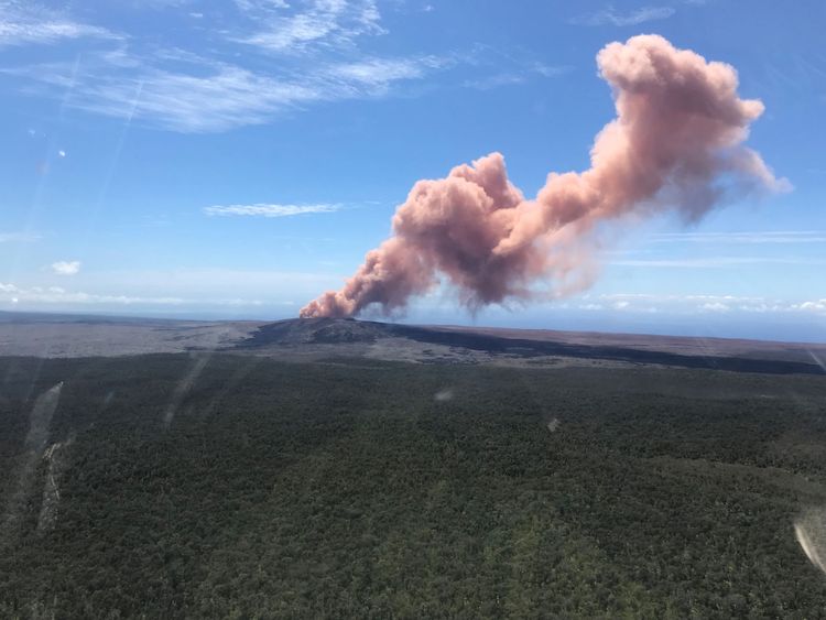  Un panache de cendre s'élève du Kilauea Volcano, l'un des cinq sur l'île, après une série de tremblements de terre 