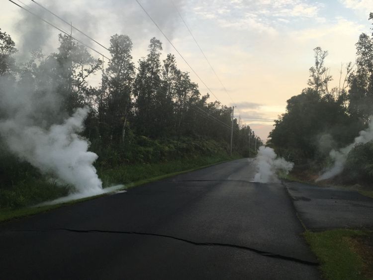  Des fissures à la vapeur sont visibles avant qu'une fissure ne s'ouvre sur la rue Kaupili dans le Leilani. Successions 