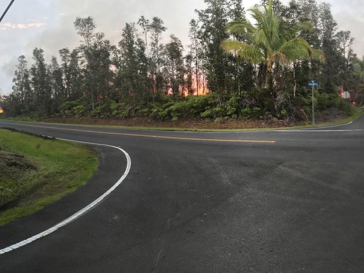 La lave émerge du sol après l'éruption du volcan Kilauea, sur la grande île d'Hawaï 