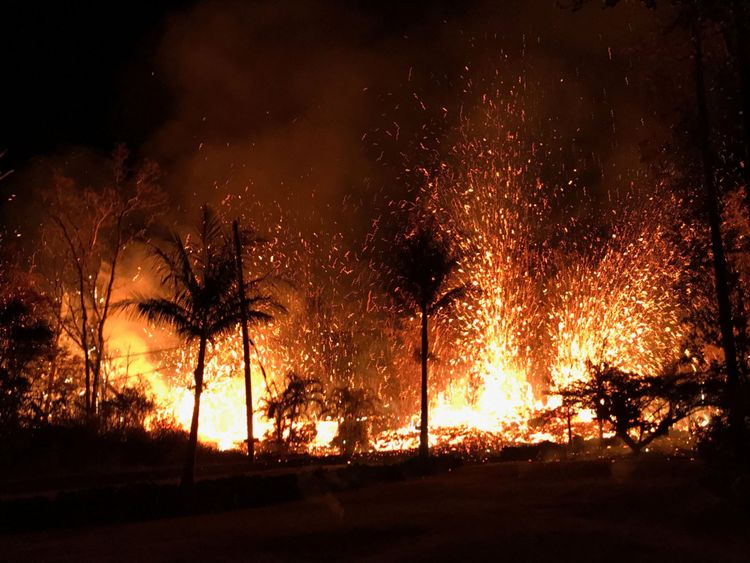 
 HAWAII-VOLCANO / RTS1Q3CD6 mai 2018 ÉTATS-UNISUne nouvelle fissure projetant des fontaines de lave atteignant environ 230 pieds (70 m), selon United States Geological Survey, est montrée de Luana Street à Leilani Estates subdivision sur la partie inférieure du Rift Zone du Kilauea Volcano à Hawaii, É.-U., 5 mai 2018. Photo prise le 5 mai 2018. US Geological Survey / Document distribué par REUTERS ATTENTION EDITEURS - CETTE IMAGE A ÉTÉ FOURNIE PAR UN TIERS. [19659005] Kilauea est entré en éruption continuellement depuis 1983 </span><br />
      </figcaption></figure>
</div>
<p> Kilauea l'un des volcans les plus actifs du monde, est entré en éruption continuellement depuis 1983. </p>
<p> L'observatoire du volcan hawaïen de l'USGS a publié un avis à la mi-avril qu'il y avait signes de pression construire dans le magma souterrain, et un nouvel évent pourrait se former sur le cône ou le long de ce qu'on appelle la zone du Rift Est </p>
<p> Leilani Estates se trouve le long de la zone. </p>
</p></div>
</pre>
		</div>

				<footer class=