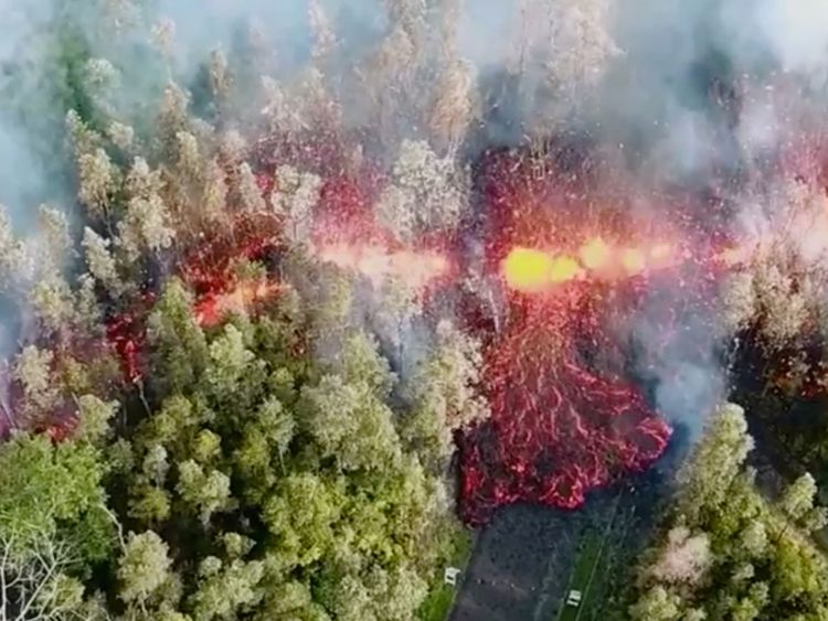  La lave émerge du sol après l'éruption du volcan Kilauea. </span><br />
        <span class=