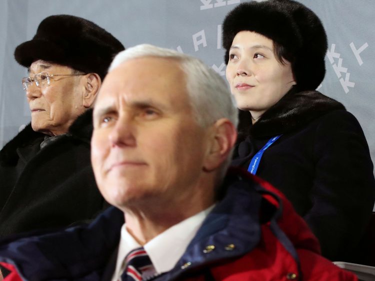  Le vice-président américain Mike Pence n'a pas semblé heureux d'être assis par la soeur de Kim Jong Un Kim Yo Jong lors de la cérémonie d'ouverture 