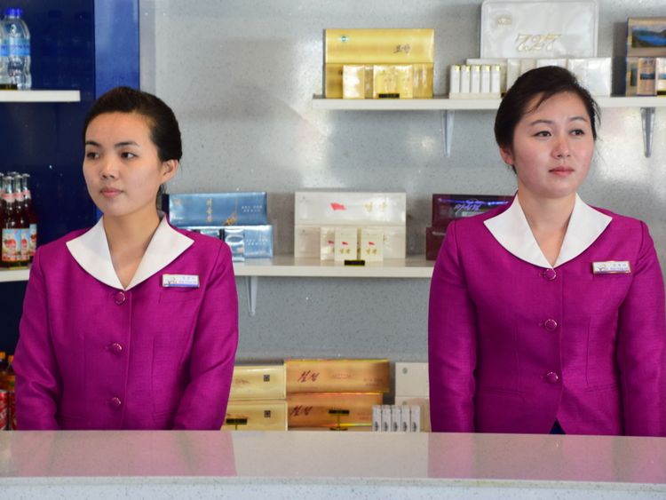  Deux Nord-Coréennes dans un kiosque d'aéroport à Wonsan. Pic: Michael Greenfield 