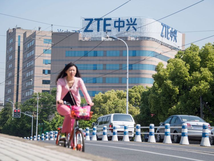  Cette photo prise le 3 mai 2018 montre le logo ZTE sur un immeuble de bureaux à Shanghai 