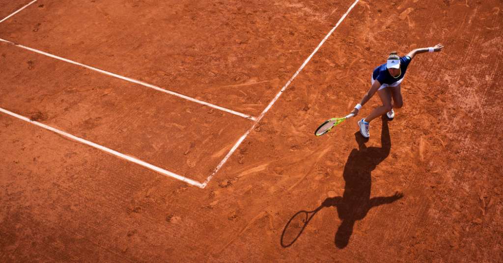Un entraîneur de champion de tennis retourne à la cour