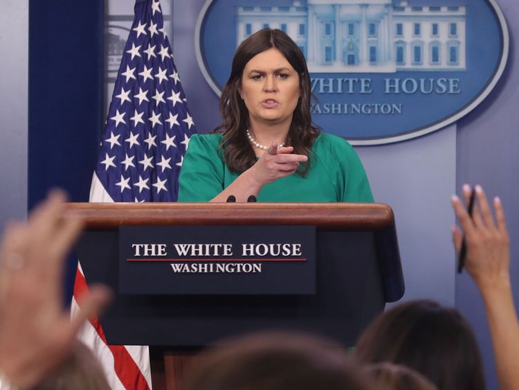   Sarah Huckabee Sanders, secrétaire de presse de la Maison Blanche, s'adresse aux journalistes
