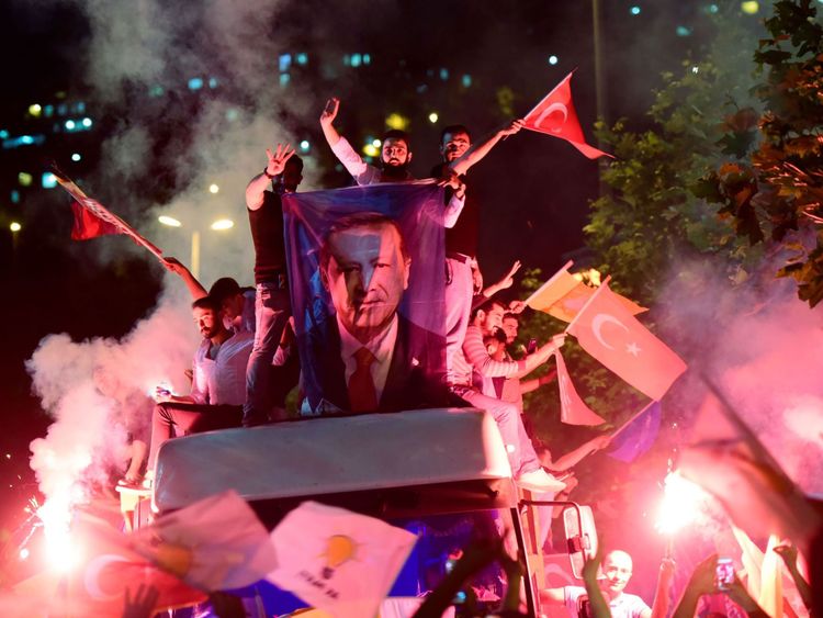 Les partisans de l'AKP de Recep Tayyip Erdogan agitant des drapeaux à Istanbul
