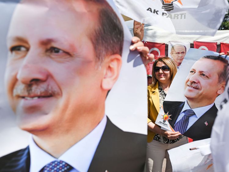 Les gens tiennent des affiches de M. Erdogan lors d'un rassemblement le 20 juin