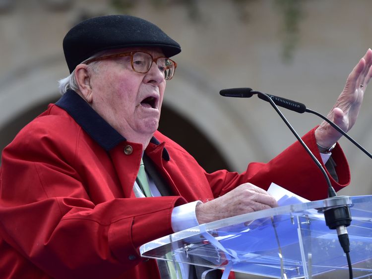  Jean-Marie Le Pen prononce un discours lors d'un rassemblement en l'honneur de Jeanne d'Arc à Paris 
