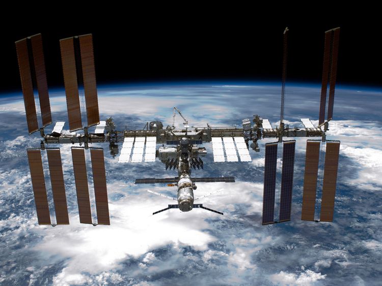 DANS L'ESPACE - 29 MAI: Dans ce document distribué par la NASA, la navette spatiale internationale Endeavour voit la navette spatiale de la NASA quitter la station spatiale internationale. leur séparation relative post-désamarrage 29 mai 2011 dans l'espace. Après 20 ans, 25 missions et plus de 115 millions de miles dans l'espace, la navette spatiale Endeavour de la NASA est sur la dernière étape de son dernier vol vers la Station Spatiale Internationale 
