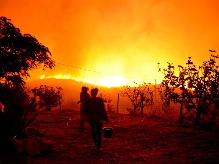  Une femme porte un seau d'eau près de sa maison à Monchique, en Algarve 