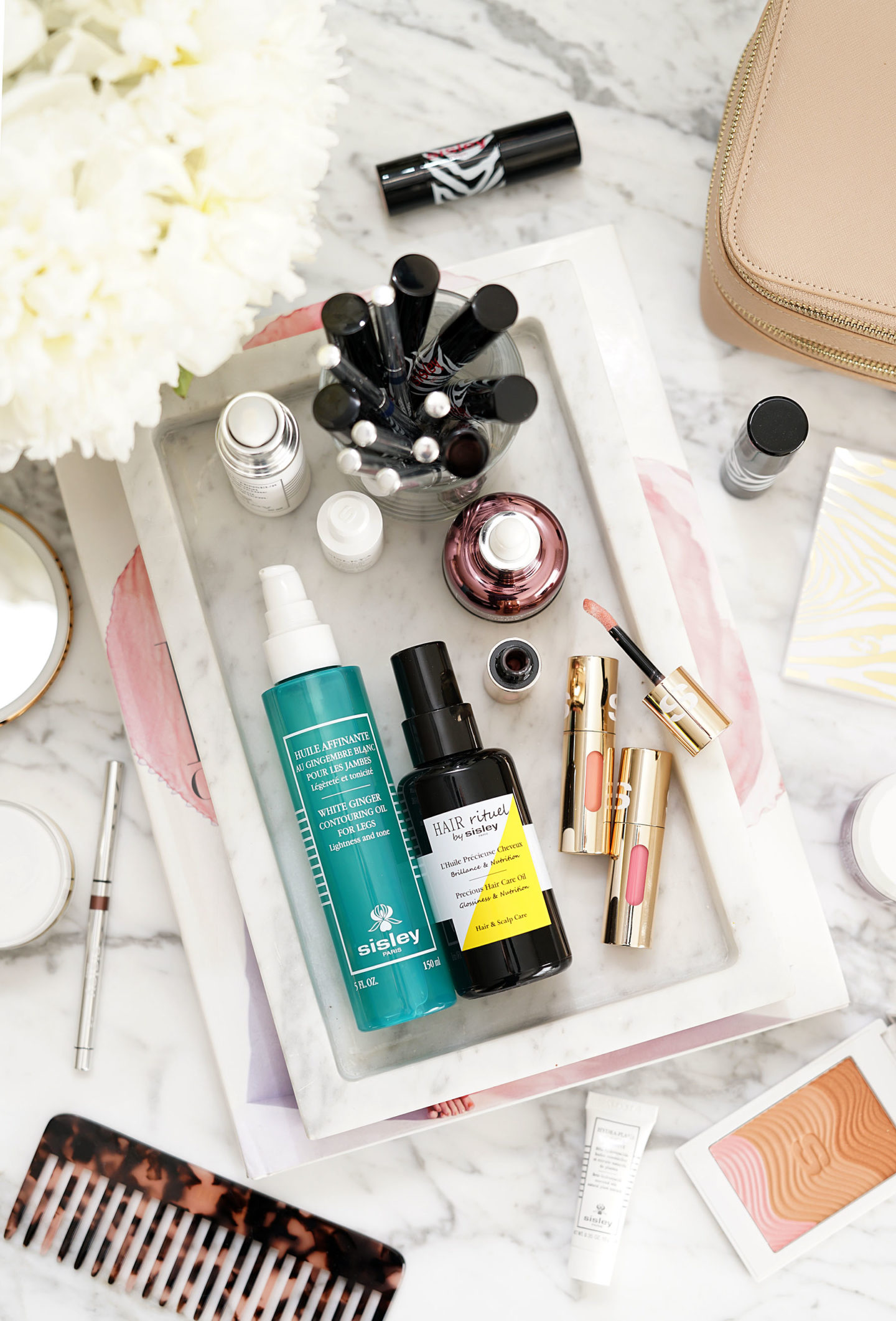 Revue de soins de la peau de luxe du plaisir de Sisley Phyto-lèvre, huile de cheveux précieux de rituel de cheveux, huile de visage précieux de rose noire et huile contournante de gingembre blanc pour des jambes