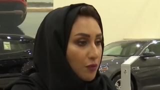 Une femme s'apprête à acheter une voiture en Arabie Saoudite