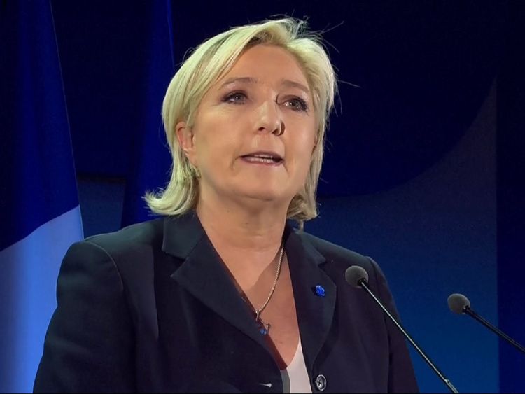  Marine Le Pen s'adresse à la foule après le premier tour de l'élection présidentielle française 