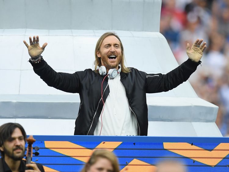 David Guetta se produit lors de la cérémonie de clôture avant la finale de l'Euro 2016 entre le Portugal et la France