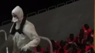  Un navire de sauvetage transportant 629 migrants venant d'opérations au large de la côte libyenne attend la permission d'accoster quelque part en Europe. 