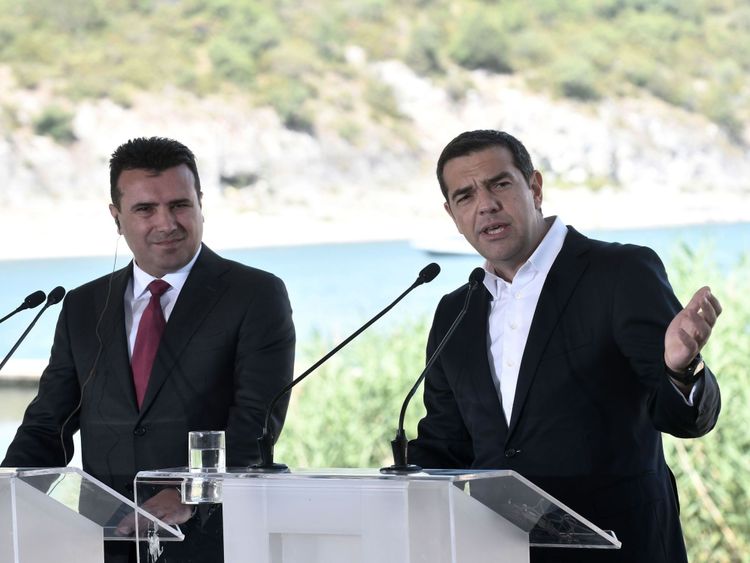 Le Premier ministre grec Alexis Tsipras, à droite, et le Premier ministre macédonien Zoran Zaev lors de la cérémonie