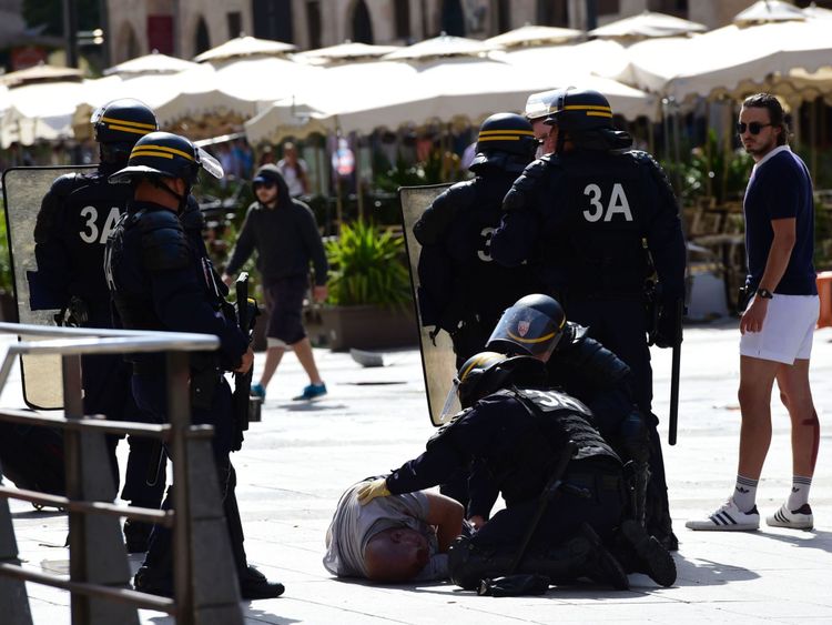  Le défenseur anglais Andrew Bache blessé à la suite des affrontements entre supporters anglais et policiers de la ville de Marseille, le 11 juin 2016, avant l'Euro 2016 match de football entre l'Angleterre et la Russie. / AFP / TOBIAS SCHWARZ (Crédit photo devrait lire TOBIAS SCHWARZ / AFP / Getty Images) 
