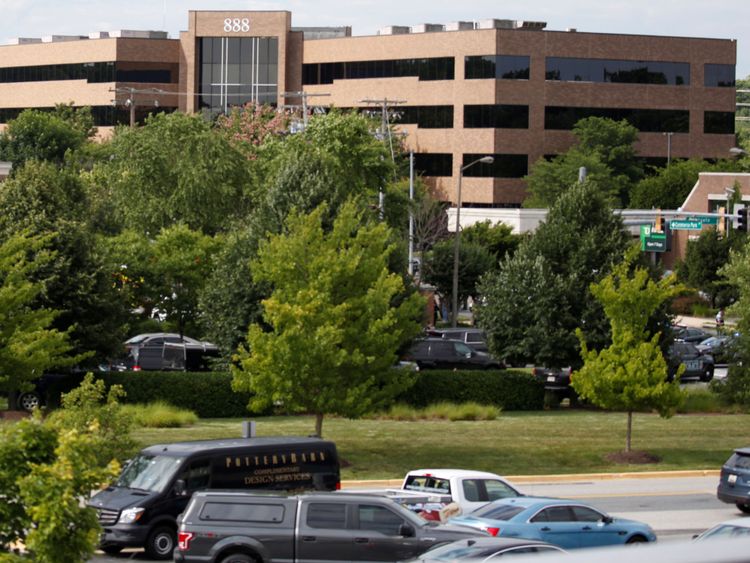 La police se réunit près du bureau du journal Capitol Gazette où une fusillade a eu lieu à Annapolis, Maryland, États-Unis.