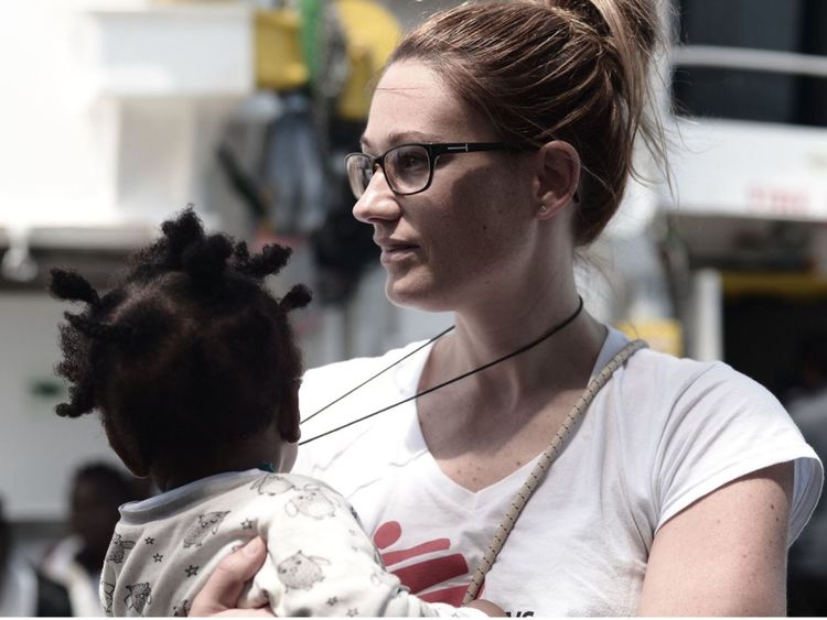  Les travailleurs humanitaires aident les migrants sur le bateau de sauvetage Aquarius. Pic: SOS Méditerranée 