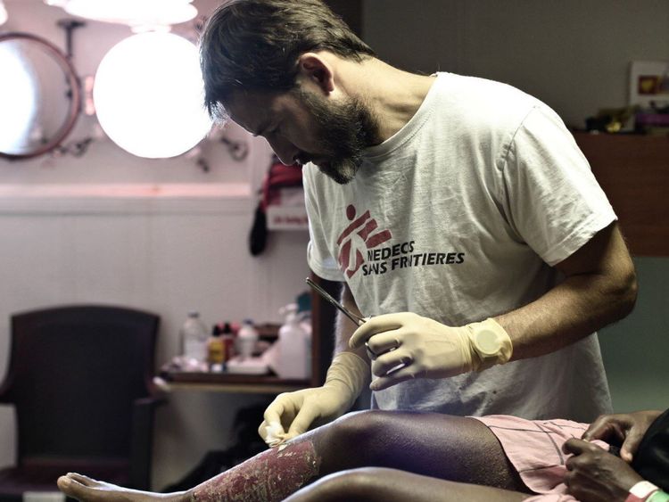  Les travailleurs humanitaires aident les migrants sur le bateau de sauvetage Aquarius. Pic: SOS Méditerranée 