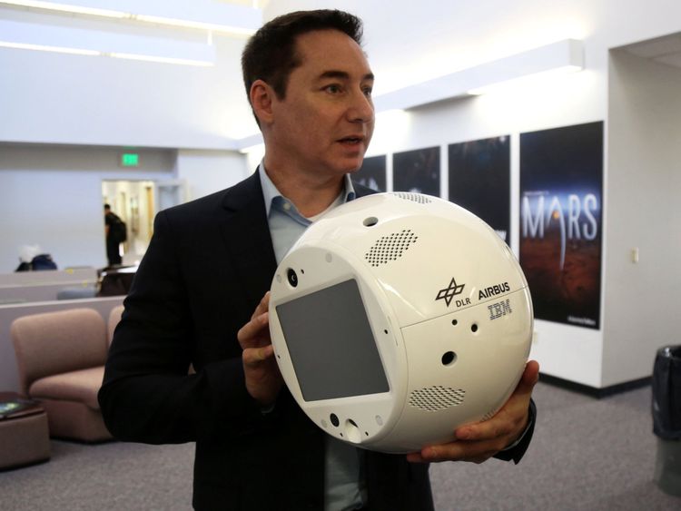 L'ingénieur d'Airbus Philipp Schulien tient un clone d'un robot d'intelligence artificielle nommé CIMON à l'annexe de la NASA News en Floride