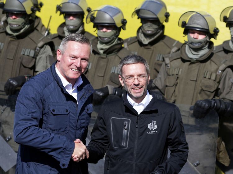 Le ministre de la Défense Mario Kunasek (à gauche) et le ministre de l'Intérieur Herbert Kickl devant des soldats pendant l'exercice