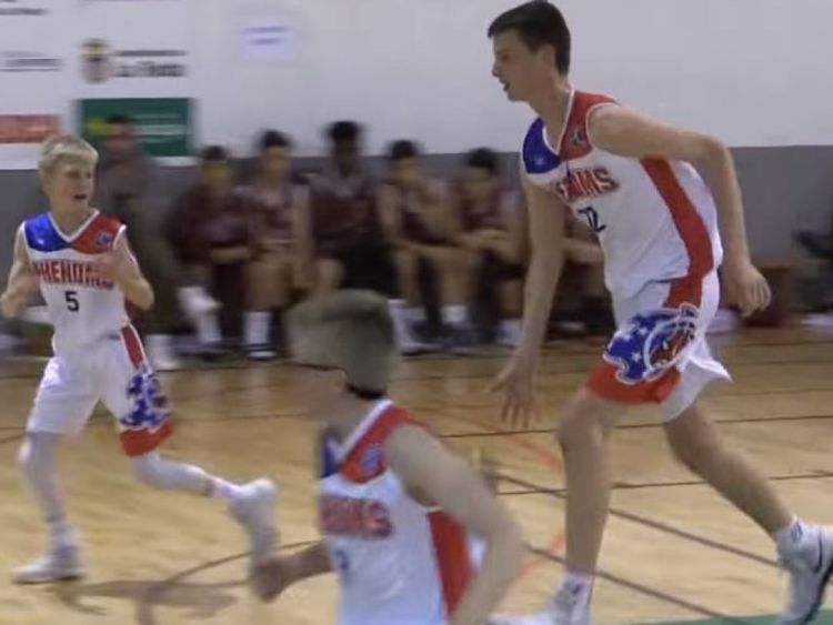  Un garçon de 6 pieds 10 ans de 12 ans est devenu une sensation mondiale après la vidéo émergeant de lui dominant ses adversaires et dominant un match de basketball entier. 