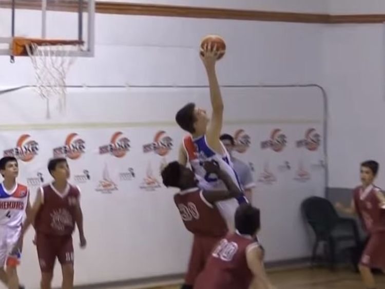  Un garçon de 6 pieds 10 ans de 12 ans est devenu une sensation mondiale après que la vidéo ait émergé de lui dominant ses adversaires et dominant un match de basketball entier. pic:
BasketCantera.TV
