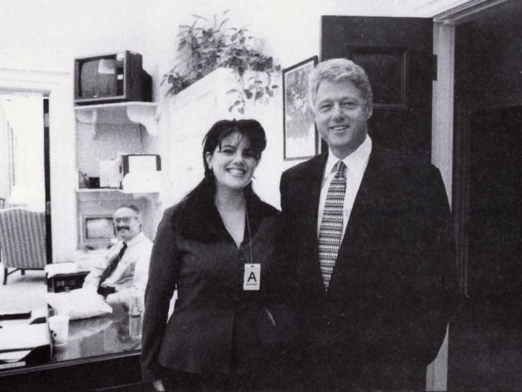 Le président Clinton pose avec Monica Lewinsky dans une photo du 17 novembre 1995, qui a été publiée le 21 septembre par l'avocat indépendant Kenneth Starr dans le cadre de plus de 3000 pages de documents relatifs au scandale. 