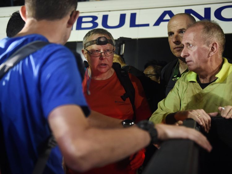 Les trois plongeurs britanniques sont informés sur le site