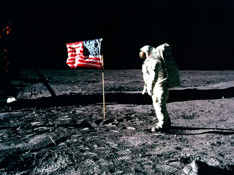 L'astronaute Buzz Aldrin salue le drapeau américain à la surface de la Lune après que lui et son compagnon astronaute Neil Armstrong soient devenus les premiers hommes à atterrir sur la Lune lors de la mission spatiale Apollo 11 le 20 juillet 1969. 