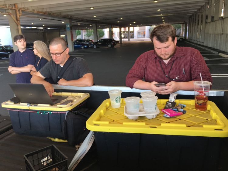 Le reporter de la Capital Gazette, Chase Cook (R), et le photographe Joshua McKerrow (L) travaillent sur le journal des prochains jours en attendant les nouvelles de leurs collègues d'Annapolis